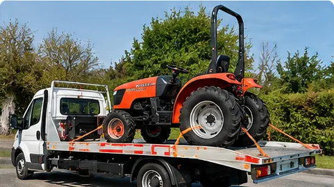 Petit tracteur sur un plateau de transport